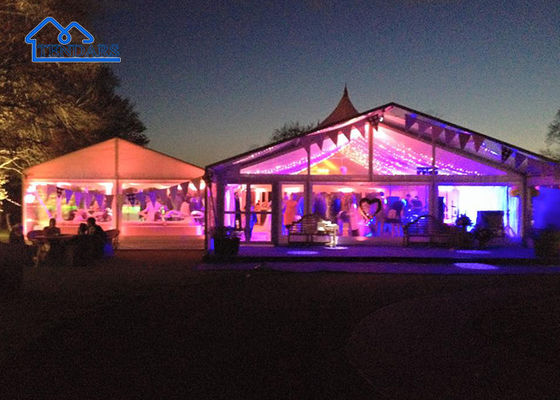Des tentes de fête en plein air, un toit clair pour le mariage.