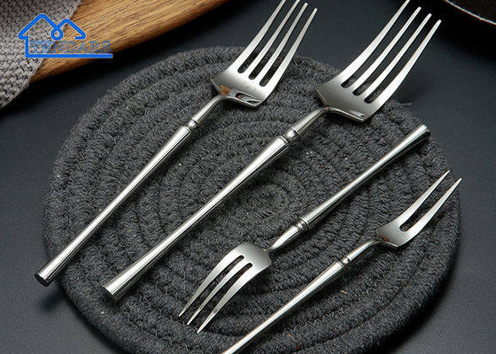 Élégance moderne avec des assiettes rondes pour les fêtes de table décoration pour les mariages