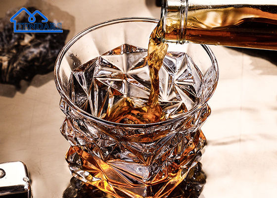 Des verres de liqueur à base de cristaux sans plomb, propres à boire, créatifs