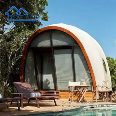 Tentes de camping à l'extérieur